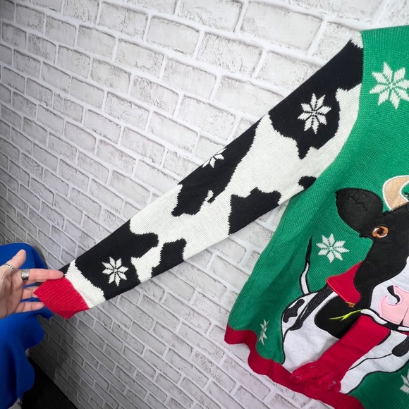 🎄|•JOLLY SWEATERS•| Cow Christmas Holiday Sweater Size Medium - Picture 2 of 5